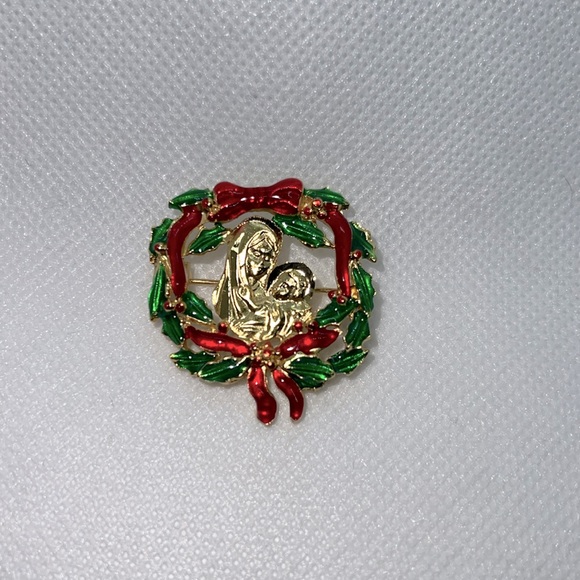 VINTAGE CHRISTMAS ENAMELED PIN MARY & JESUS WITH SHINY POINSETTIAS & RED RIBBON - Picture 1 of 5